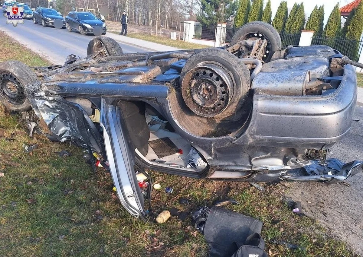 15 lat więzienia grozi 19-letniemu sprawcy niedzielnego wypadku w Chełmie w województwie lubelskim. Mając ponad dwa promile alkoholu, przewoził autem osobowym dziewięć osób. Dwie z nich zginęły na miejscu po tym, jak pojazd dachował.