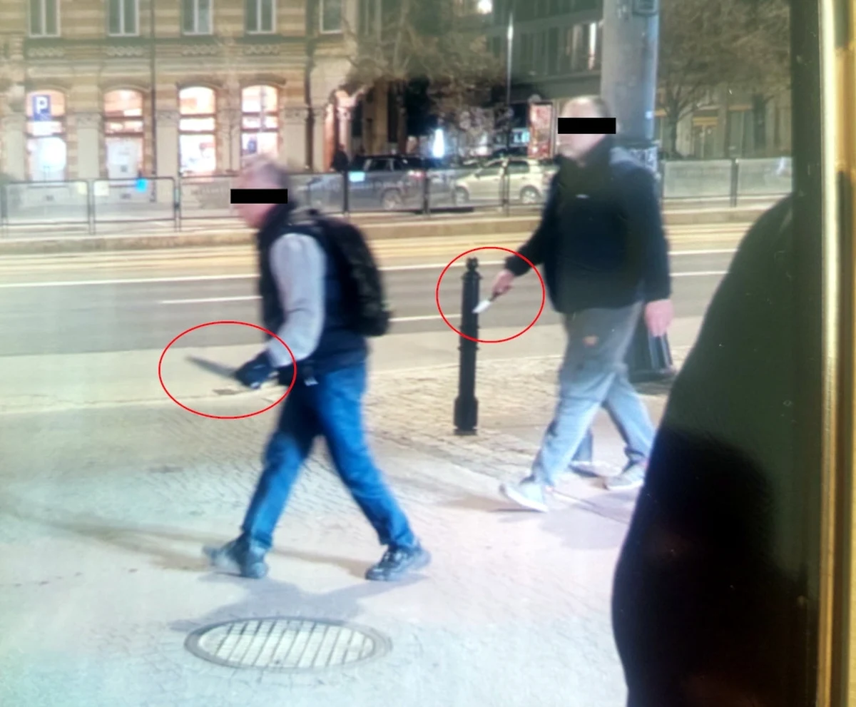 Na ulicy Marszałkowskiej w Warszawie doszło do brutalnego ataku nożem na 47-letniego mężczyznę. Sprawcami okazali się 72-letni mężczyzna i jego 45-letni syn. Niecałą dobę od zdarzenia udało się zatrzymać wszystkich podejrzanych.