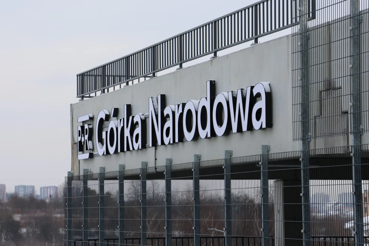 Od poniedziałku (31.03) zmieniły się zasady korzystania z trzech kolejnych parkingów P+R w Krakowie. To miejsca zlokalizowane w okolicy oddanego niedawno do użytku szybkiego tramwaju, czyli parkingi Krowodrza Górka, Pachońskiego i Górka Narodowa.