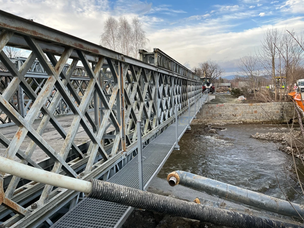 Umowa na budowę nowego, wyczekiwanego mostu w Stroniu Śląskim podpisana. Tymczasowa przeprawa, która stanęła po tym, jak powódź zniszczyła most nad Białą Lądecką, nie spełnia oczekiwań mieszkańców. Jest wąska, a ruch odbywa się wahadłowo. Za rok zastąpi ją docelowy most.
