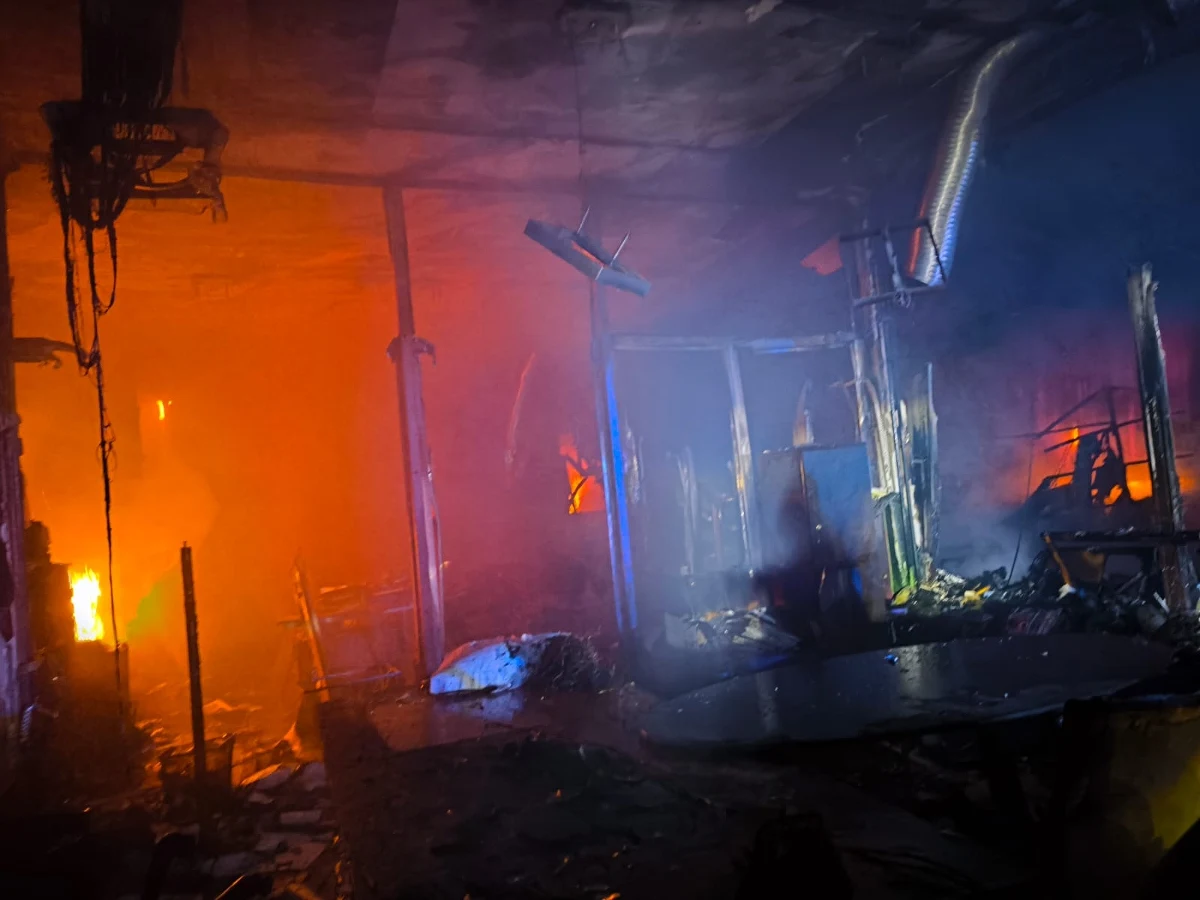 W poniedziałek wieczorem w magazynie kajaków przy ul. Modlińskiej w Warszawie wybuchł pożar. Zawalił się dach budynku. Dwie osoby zostały poszkodowane. Przed północą strażacy informowali, że dogaszają już ogień. 