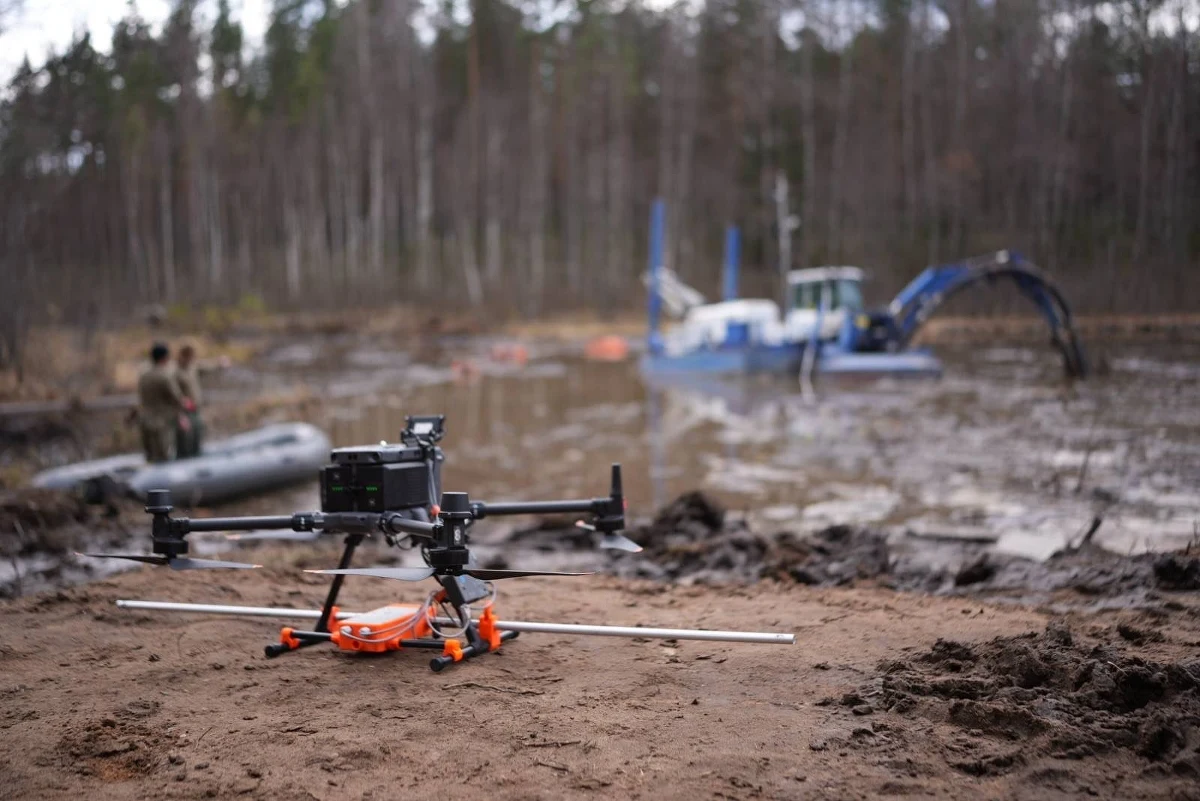 Kolejna koparka amfibijna wyposażona w specjalne grabie zostanie użyta dziś w akcji poszukiwawczej czwartego zaginionego amerykańskiego żołnierza. Taki komunikat
wcześnie rano przekazały Litewskie Siły Zbrojne. W poniedziałek o śmierci trzech z czterech wojskowych z USA poinformował litewski prezydent. Zaginęli sześć dni wcześniej na poligonie w Podbrodziu.