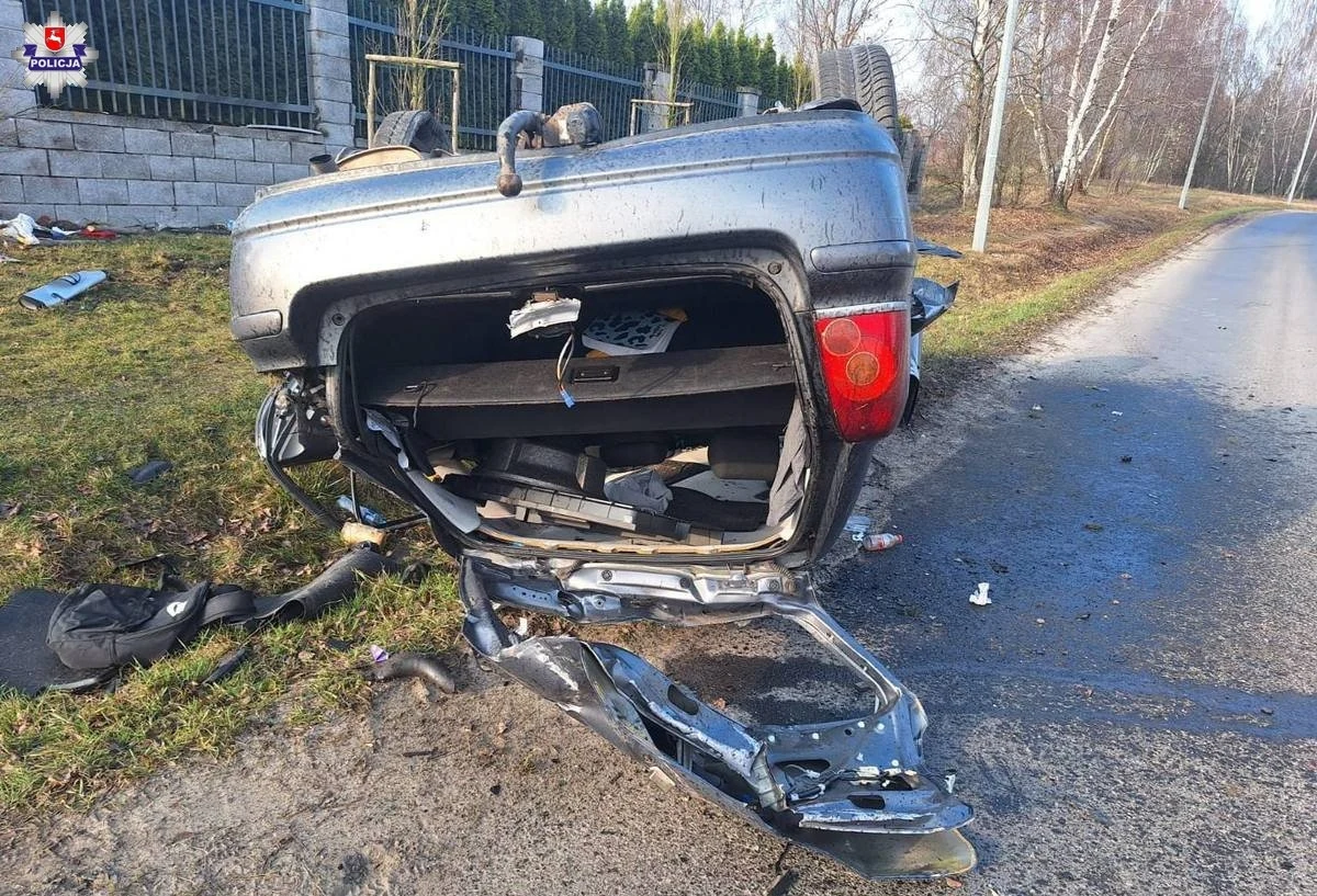 Jest trzymiesięczny areszt dla 19-letniego Szymona C. - sprawcy niedzielnej tragedii na ul. Ogrodowej w Chełmie (woj. lubelskie). Mężczyzna po pijanemu dachował autem osobowym, którym jechało 10 osób. Dwaj 18-latkowie przewożeni w bagażniku zginęli na miejscu. Rzeczniczka Sądu Okręgowego w Lublinie poinformowała, że według ustaleń auto poruszało się z prędkością ok. 120-130 km/h. 