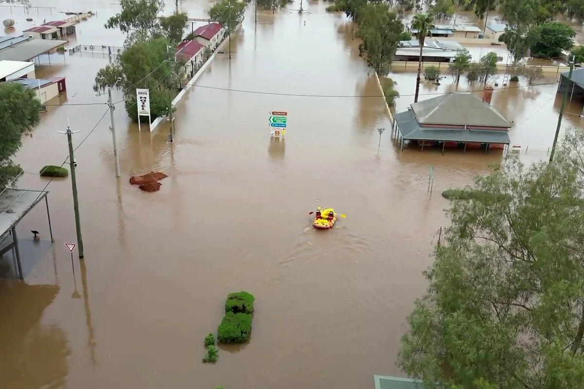 Potężne burze i silne ulewy przeszły nad greckimi Wyspami Cykladzkimi, wywołując podtopienia i osuwiska. Na popularnych wśród turystów Paros i Mykonos ulice zamieniły się w potoki. Zamknięto szkoły, wprowadzono też zakaz ruchu pojazdów. Uwięzieni w swoich domach mieszkańcy zamieszczają w sieci dramatyczne nagrania ukazujące niszczycielski żywioł.