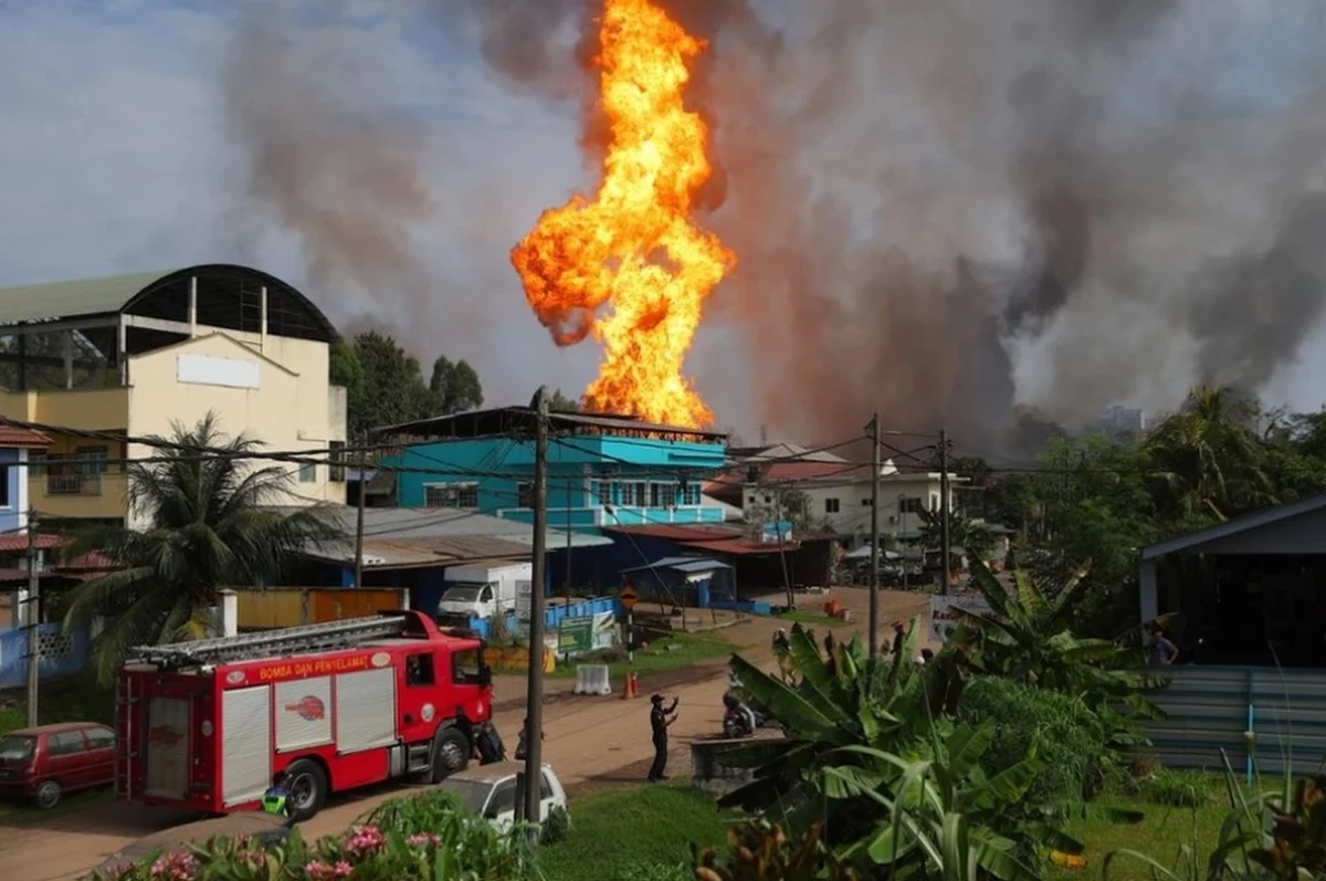 100 osób - tyle co najmniej odniosło obrażenia na skutek wielkiego pożaru gazociągu na obrzeżach stolicy Malezji, Kuala Lumpur, do którego doszło we wtorek - poinformowały władze malezyjskie. Trwają próby opanowania ognia. Do sieci trafiają dramatyczne zdjęcia i nagrania.