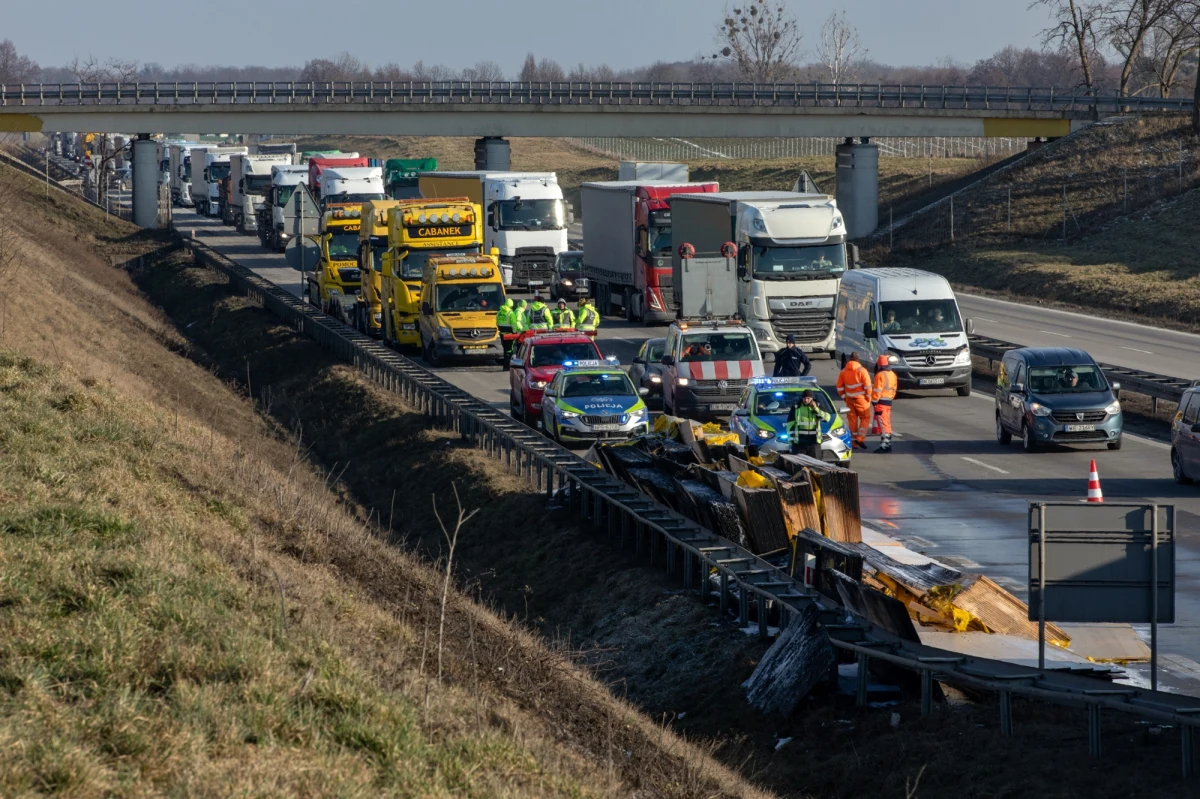 Od 1 kwietnia 2025 r. kierowcy muszą sięgnąć głębiej do portfela – Stalexport Autostrada Małopolska S.A. podniosła opłaty za przejazd autostradą A4 na odcinku Katowice–Kraków. Mimo rosnących zysków spółki, ceny poszły w górę nawet o 6 zł. Generalna Dyrekcja Dróg Krajowych i Autostrad (GDDKiA) alarmuje, że to może wpłynąć na bezpieczeństwo na drogach lokalnych, bo kierowcy zaczną omijać płatny odcinek.