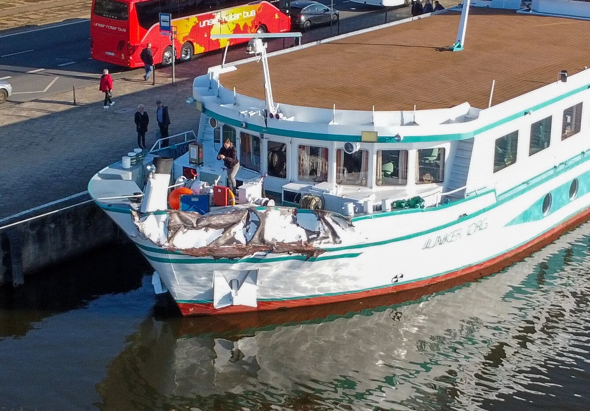 Statek pasażerski Junker Joerg zderzył się na Zalewie Szczecińskim z barką paliwową. Do kolizji doszło na torze wodnym Świnoujście - Szczecin w rejonie Trzebieży. Dziewięciu pasażerów potrzebowało pomocy medycznej. Obie jednostki są lekko uszkodzone.