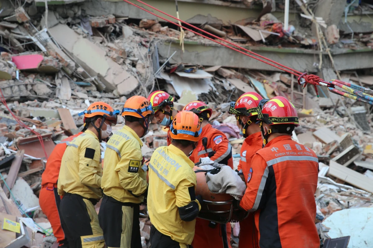 Liczba ofiar śmiertelnych trzęsienia ziemi w Mjanmie (Bimie) wzrosła do 2719 osób. Ponad 4,5 tys. zostało rannych - takie informacje przekazał przywódca rządzącej krajem junty Min Aung Hlaing. Cztery dni po katastrofie spod gruzów wciąż wydobywane są żywe osoby. Bilans ofiar może jednak przekroczyć 3 tysiące. Jak podała BBC, fetor rozkładających się ciał czuć na ulicach miasta Sagaing niedaleko epicentrum, a krematoria w pobliskim Mandalay są przepełnione.