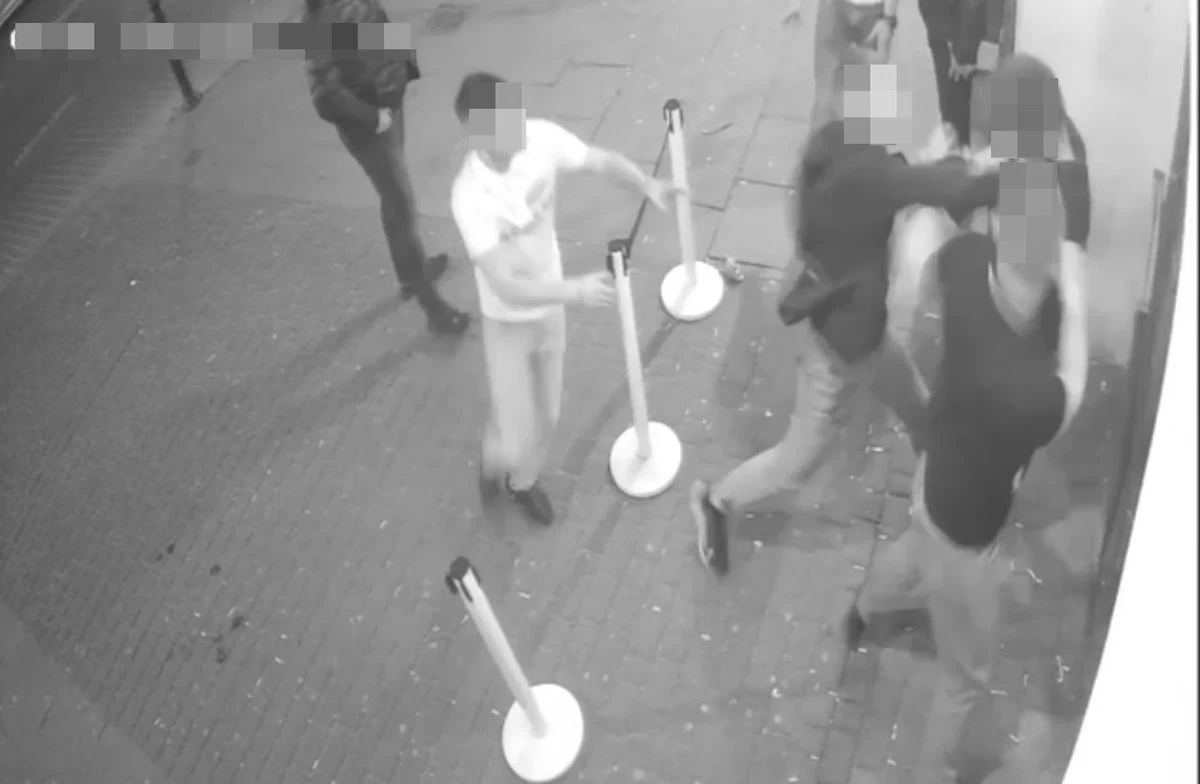 Do trzech lat więzienia grozi trzem młodym mężczyznom zatrzymanym za brutalne pobicie przed jednym z klubów w Lublinie. To dwaj 19-latkowie i 21-latek. 