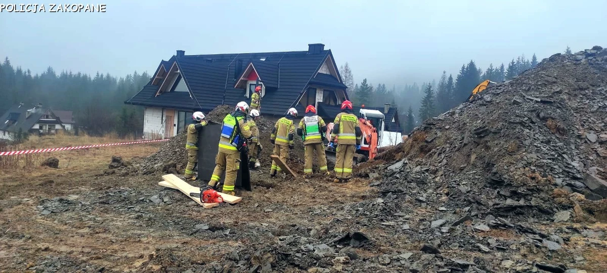 Śmiertelny wypadek miał miejsce dziś rano w Kościelisku w powiecie tatrzańskim. Na pracującego w wykopie mężczyznę osunęła się ziemia. Służbom nie udało się uratować jego życia. 