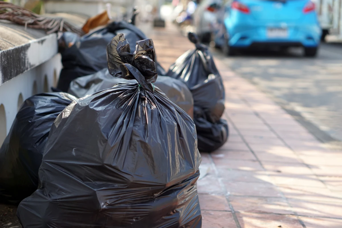 Góry śmieci zalegają w Birmingham. Władze angielskiego miasta ogłosiły stan wyjątkowy - "poważnego incydentu" - w związku z trwającym od 11 marca strajkiem pracowników wywozu odpadów. Protest doprowadził do tego, że na ulicach zalega 17 000 ton śmieci.