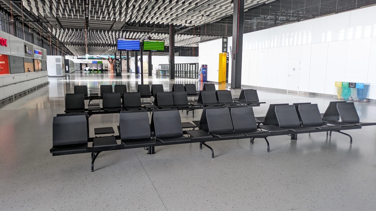 Od dziś siatka połączeń z Radomia (woj. mazowieckie) składa się jedynie z dwóch rejsów do Rzymu. Jeden lot będzie odbywać się we wtorki, drugi w soboty. Przyszłość tego lotniska jest jednak niepewna. Jego właściciel - Polskie Porty Lotnicze - zlecił właśnie audyt - informuje reporter RMF FM Michał Radkowski. Od jego wyniku zależy przyszłość portu.