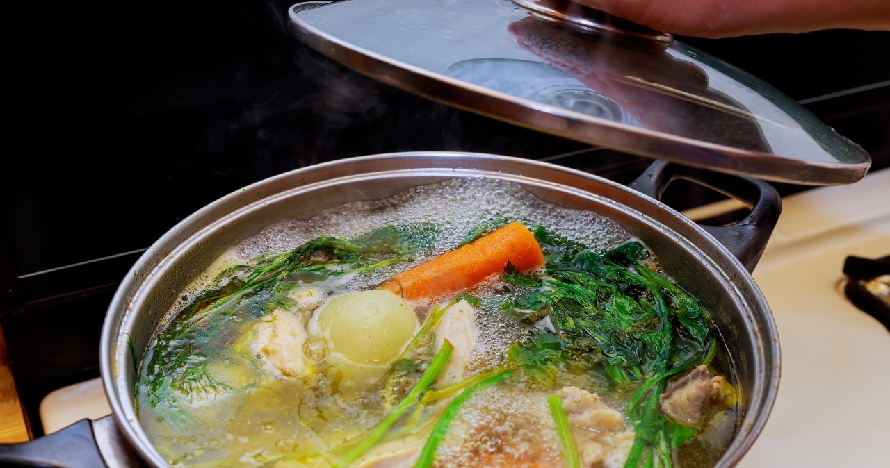 Dlaczego warto dodawać kapustę do rosołu? Kucharka zdradza sekret