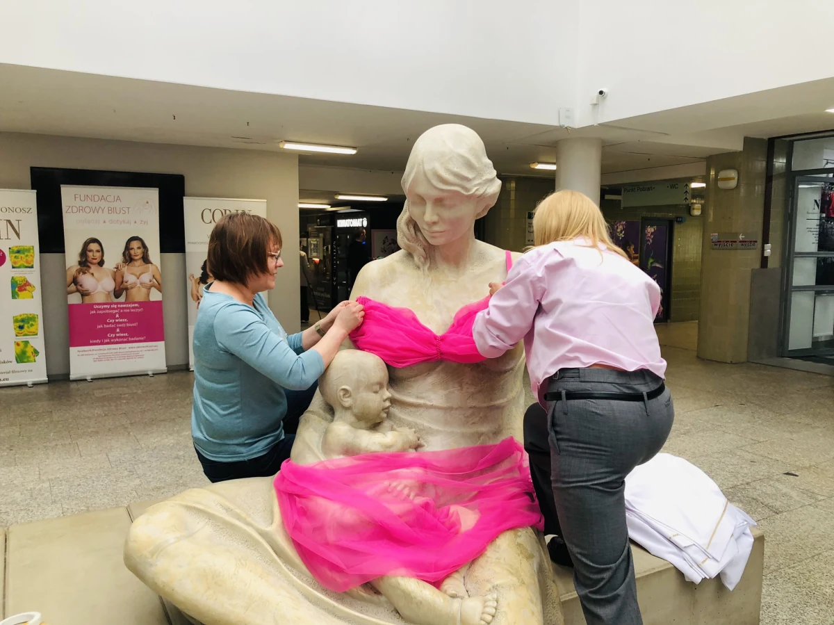 Łódzki pomnik Matki Polki, będący symbolem miejscowego szpitala, dostał biustonosz. To nietypowe posunięcie jest odpowiedzią na problemy z zasięgami w mediach społecznościowych, które ograniczyły widoczność profilu fundacji ICZMP z powodu naruszenia regulaminu. Wizerunek karmiącej kobiety z odkrytymi piersiami został uznany za gorszący przez platformę społecznościową.