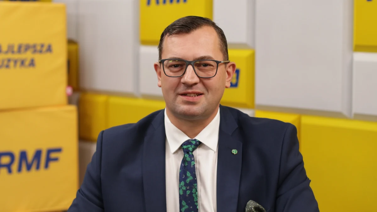 "Robimy wszystko, żeby pryszczyca nie pojawiła się w Polsce" - mówił w Rozmowie o 7:00 w Radiu RMF24 wiceminister rolnictwa Stefan Krajewski. "Walka z taką chorobą, która ma tyle możliwości przeniesienia się, jest trudna" - przyznał. 