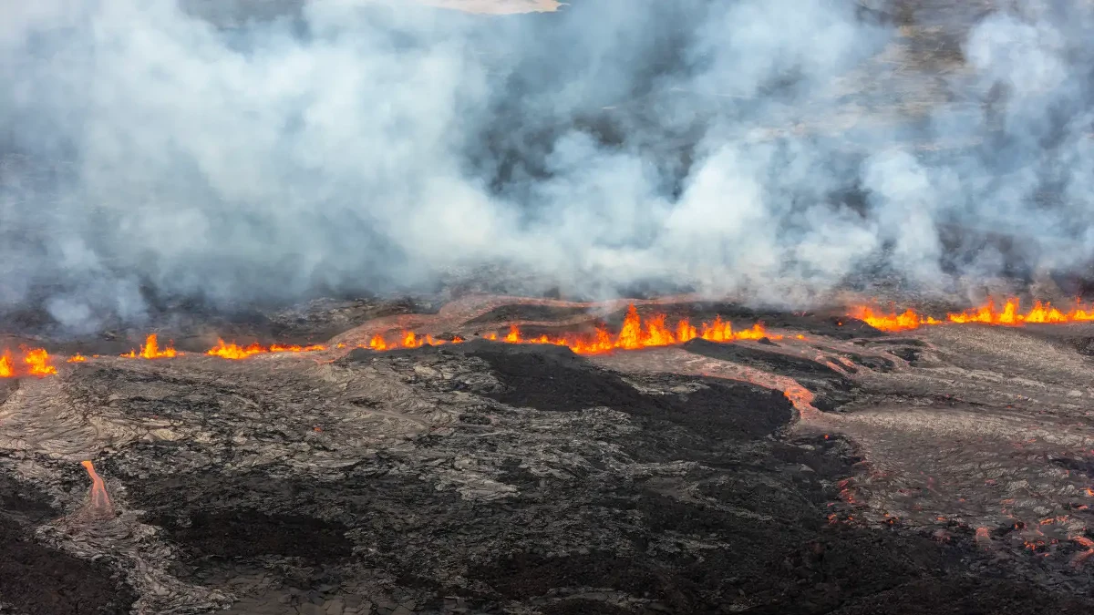Kolejna erupcja wulkanu na Półwyspie Reykjanes w Islandii postawiła lokalne służby w stan najwyższej gotowości. Wybuch nastąpił po serii wstrząsów sejsmicznych, a lawa zagraża infrastrukturze i miejscowości Grindavik. Mimo niebezpieczeństwa lotnisko Keflavik nadal funkcjonuje bez zakłóceń, choć eksperci monitorują jakość powietrza w Reykjaviku.