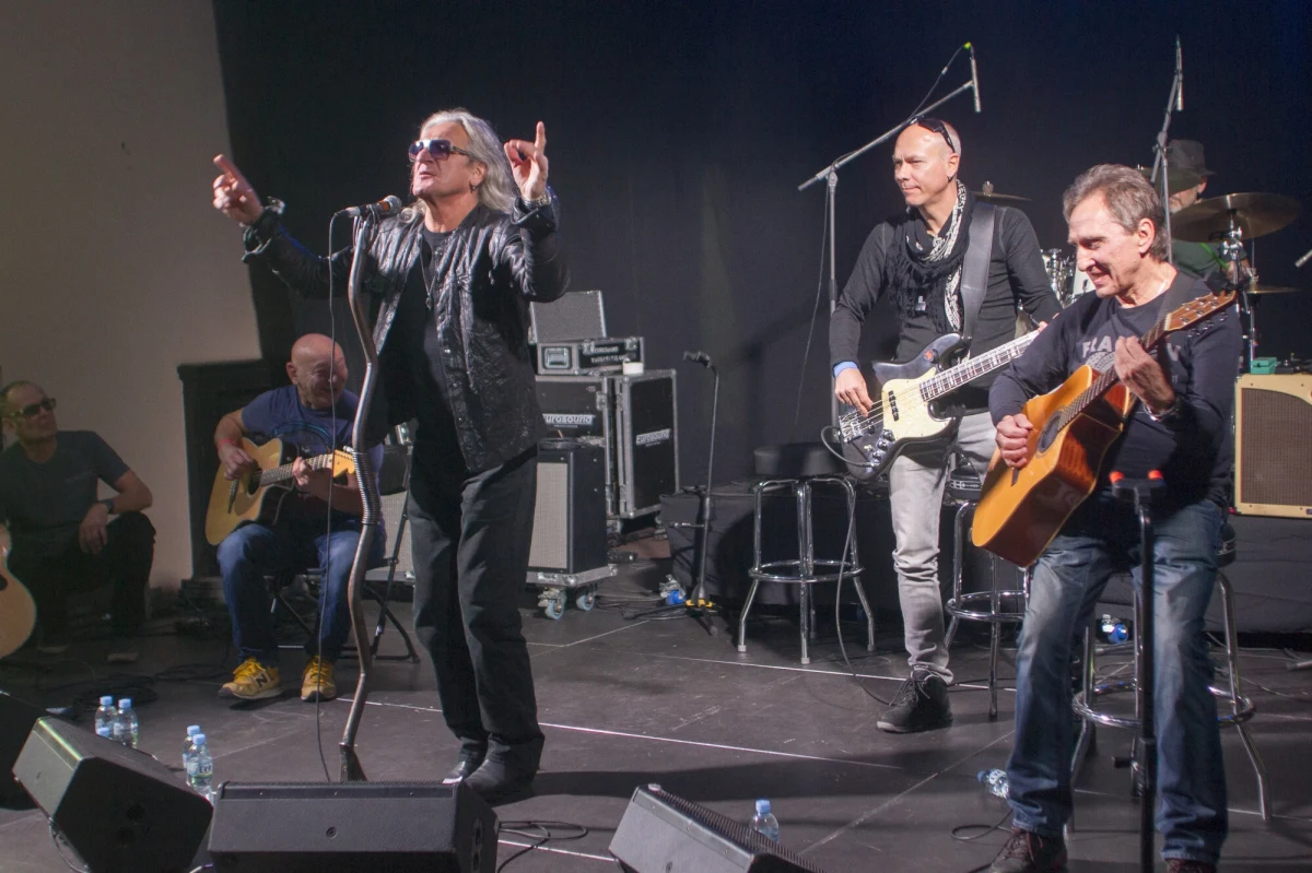 Legenda polskiego rocka, zespół Perfect, ogłosił wielki powrót z okazji zbliżającego się 45-lecia swojego istnienia. Na scenie nie zobaczymy jednak Grzegorza Markowskiego, który przeszedł na emeryturę. Nowym wokalistą zespołu został Łukasz Drapała. 