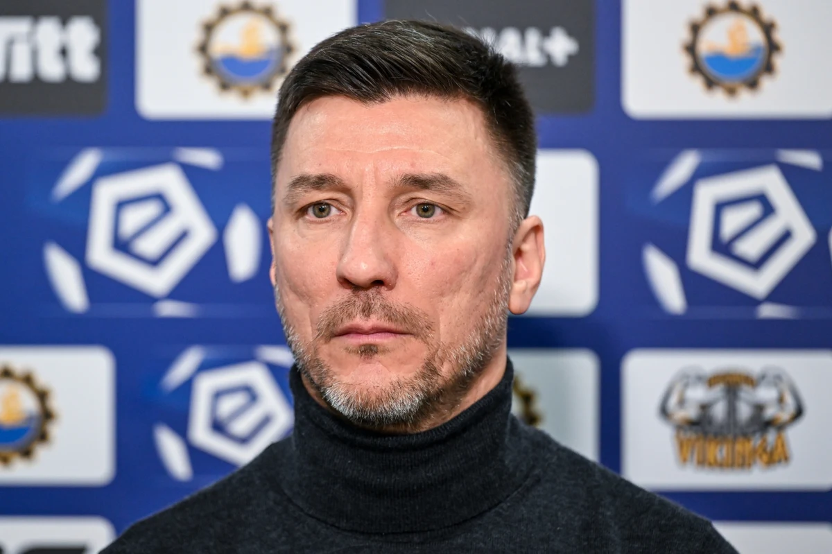 Piłkarze Stali Mielec mają nowego trenera - to doskonale znany z naszych boisk Ivan Djurdjević. Serb, który w przeszłości z powodzeniem grał w Lechu Poznań i był także szkoleniowcem tego klubu, ma uratować dla Mielca ekstraklasę. Stal znajduje się obecnie w strefie spadkowej. W niedzielę po porażce 1:4 z Motorem Lublin pracę stracił Janusz Niedźwiedź.