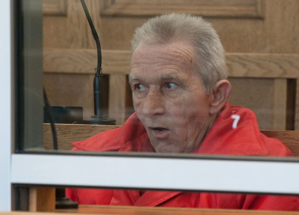 Ryszard Cyba nie przebywa na wolności, sąd zdecydował o zawieszeniu odbywania przez niego kary więzienia ze względu na stan jego zdrowia - taką informację przekazała we wtorek na konferencji prasowej w Warszawie wiceminister sprawiedliwości Maria Ejchart. Mężczyzna został skazany za zabójstwo działacza PiS Marka Rosiaka.