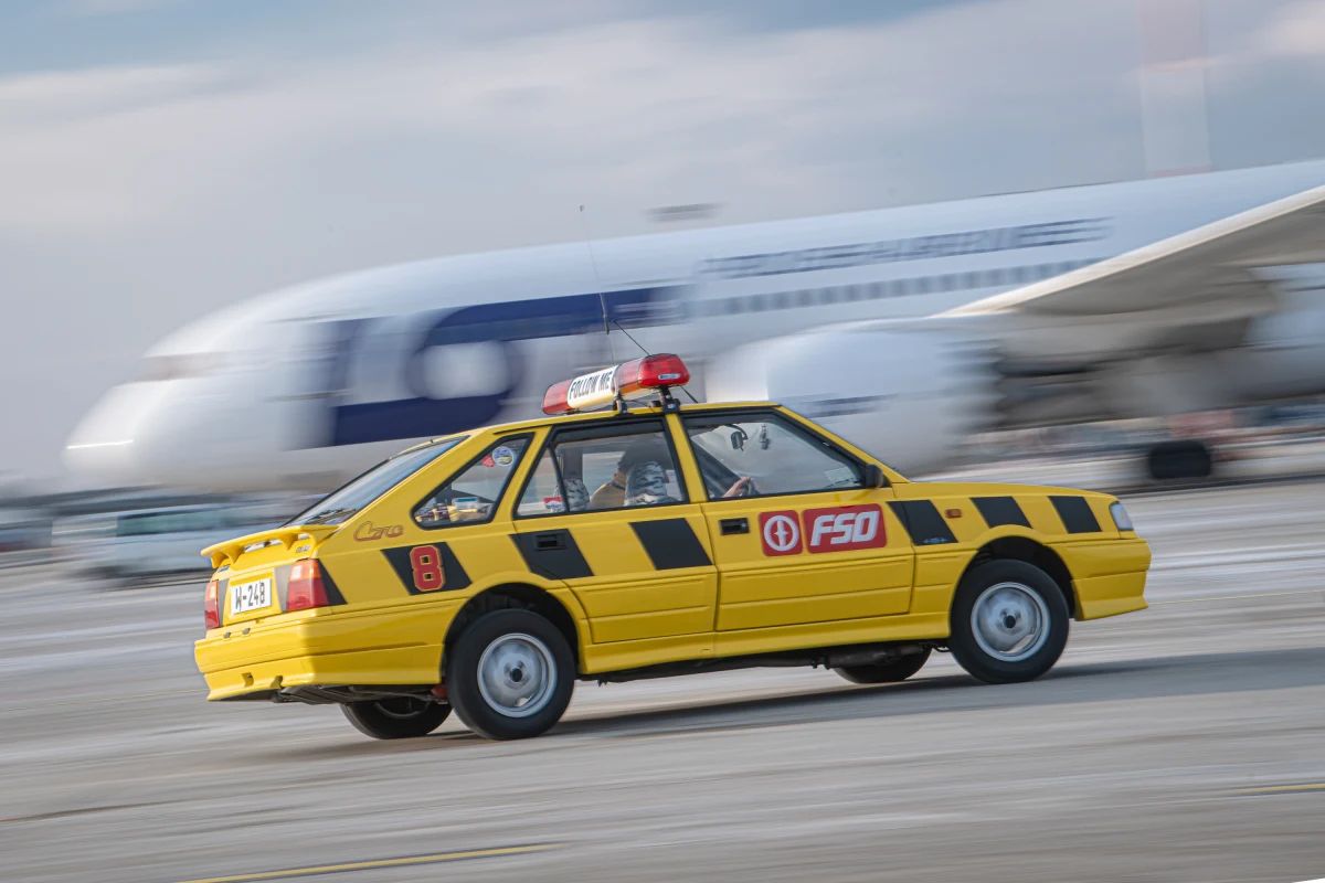 Lotnisko Chopina w Warszawie wprowadza do służby ikonę polskich dróg - Poloneza Caro. Ten kultowy samochód z lat 90. będzie pełnił funkcję pojazdu Follow Me, prowadząc samoloty po płycie lotniska.