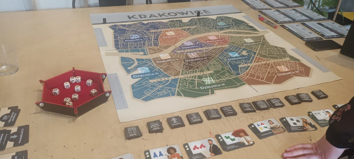 Miejskie Rozdanie - tak nazywa się nowa edukacyjna gra o Krakowie. Planszówka powstawała ponad rok, a w jej projektowanie zaangażowała się krakowska młodzież.