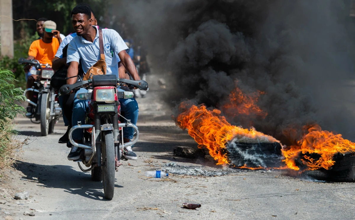 Uzbrojeni gangsterzy wtargnęli do jednego z więzień w środkowej części Haiti i wypuścili ok. 500 osób. Wcześniej przestępczy strzelali do przechodniów i podpalali budynki; w płomieniach stanął m.in. lokalny posterunek policji.