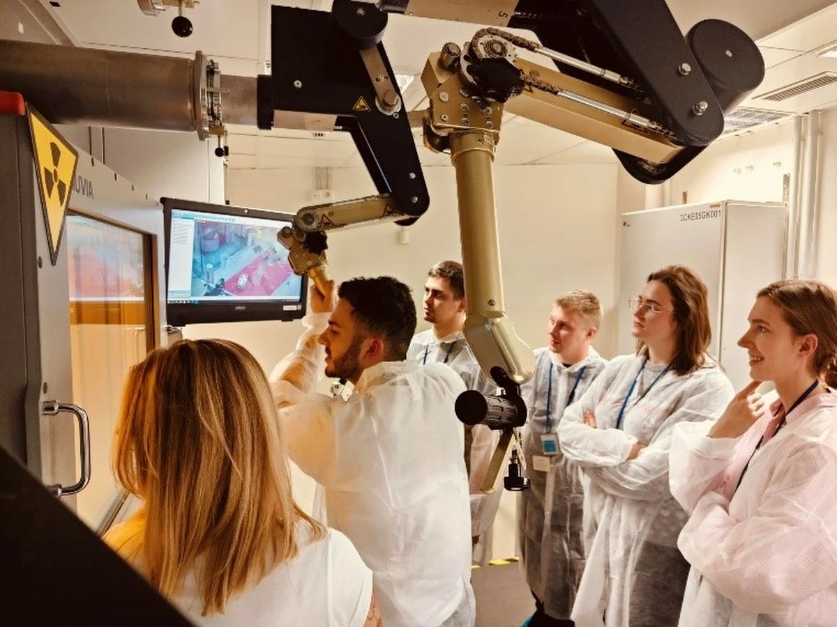 Politechnika Krakowska stała się członkiem The European Nuclear Education Network (ENEN). To przełomowy moment dla uczelni i jej studentów. Przystąpienie do tej międzynarodowej organizacji zapewnia dostęp do szkoleń, programów stypendialnych i współpracy z wiodącymi instytutami oraz firmami z branży jądrowej, co znacząco wpłynie na rozwój kształcenia i badania w dziedzinie energetyki jądrowej.