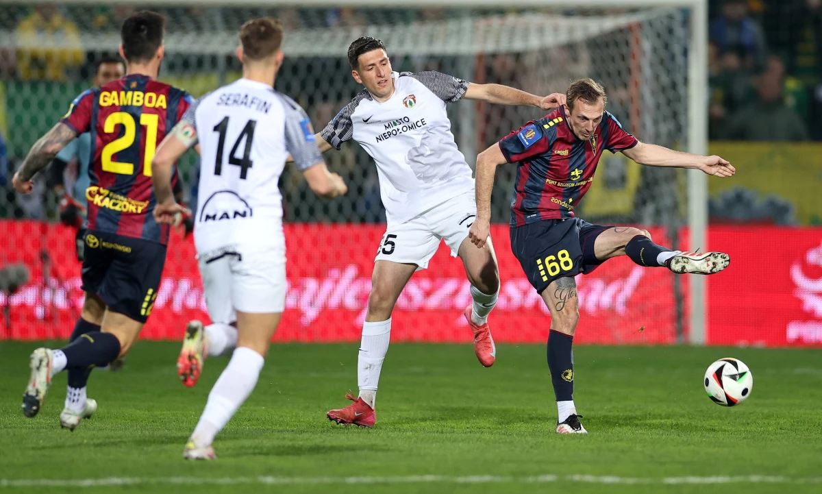 Pogoń Szczecin pokonała na wyjeździe Puszczę Niepołomice 3:0 i po raz drugi z rzędu zagra w finale Pucharu Polski. O tym, z kim "Portowcy" zmierzą się w maju na PGE Narodowym, zadecyduje środowe starcie Ruchu Chorzów z Legią Warszawa.