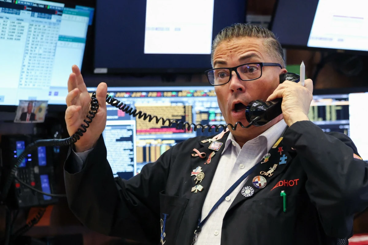 A więc wojna. Doradcy Donalda Trumpa przygotowali projekt objęcia 20-procentową stawką celną większości importu do USA. To oznacza uderzenie w gospodarkę światową, w tym oczywiście europejską. Decyzja ma zostać ogłoszona w środę, ale z Europy pada już jasna deklaracja - mamy narzędzia, by odpowiedzieć i nie zawahamy się ich użyć.