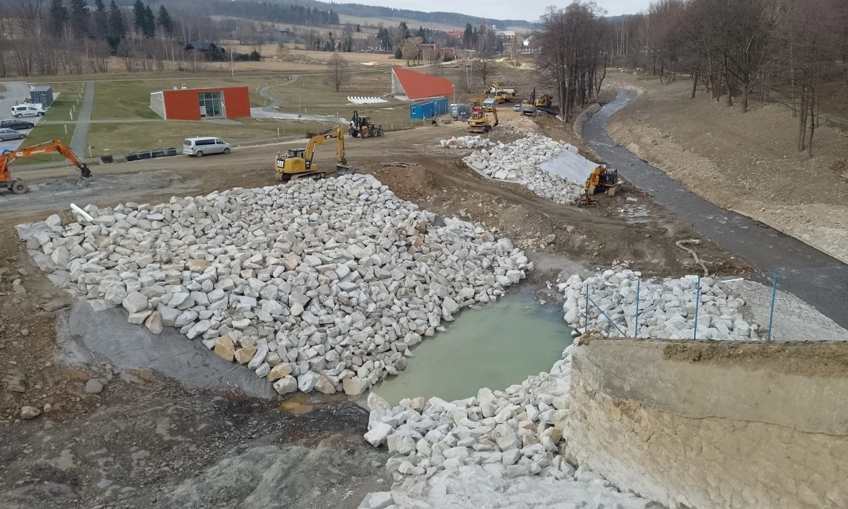 Mieszkańcy Stronia Śląskiego (woj. dolnośląskie) w końcu mogą czuć się bezpieczniej. Wody Polskie zakończyły przed wyznaczonym terminem prace na zaporze. To właśnie pęknięcie wału przy tamie przesądziło o skali zniszczeń podczas wrześniowej powodzi. Obiekt odzyskał zdolność do czasowego przetrzymywania wody.