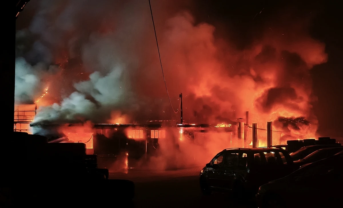 Strażacy walczyli w nocy z pożarem komisu samochodowego i piekarni, który wybuchł w Górkach Wielkich (woj. śląskie). Rzecznik straży pożarnej w Cieszynie st. asp. Jakub Maciążek powiedział, że ogień ogarnął powierzchnię blisko 1,3 tys. metrów kwadratowych.