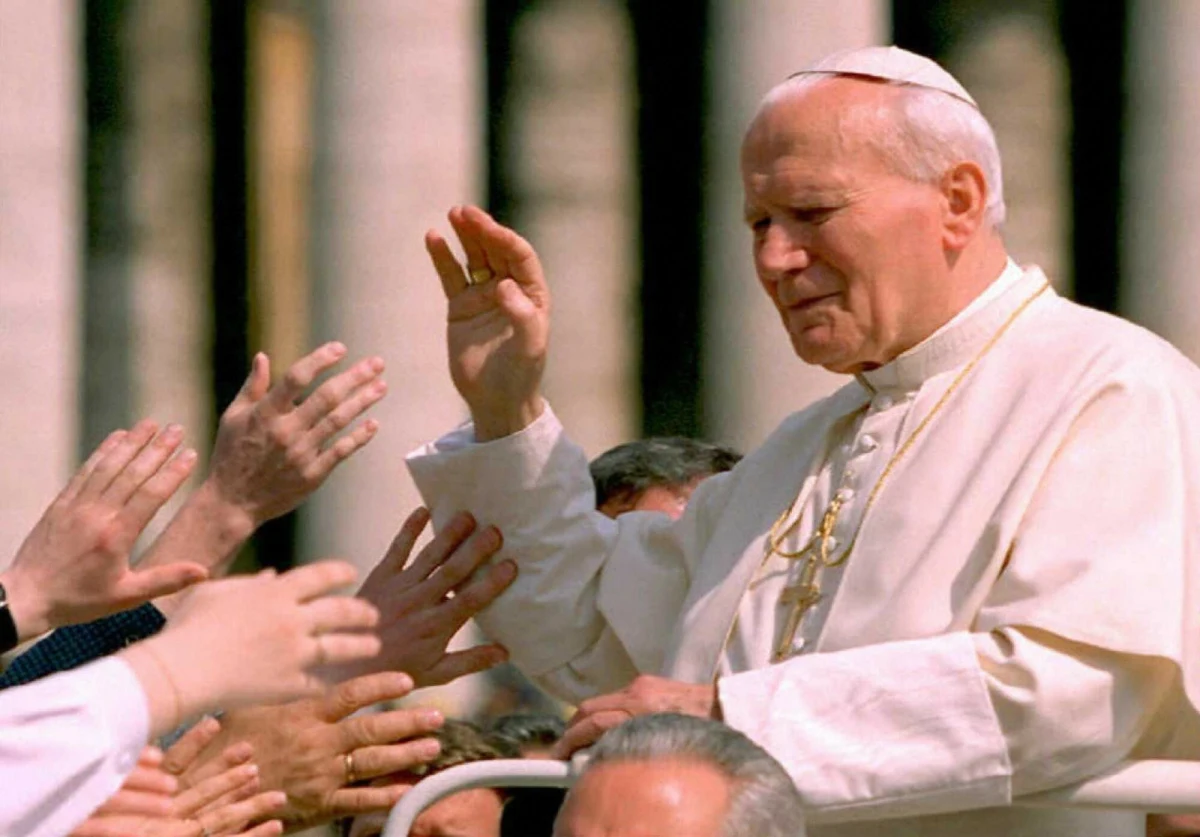 W środę przypada 20. rocznica śmierci jednej z najbardziej wpływowych postaci w historii Kościoła katolickiego - św. Jana Pawła II. Odszedł w wieku 84 lat, po dwóch miesiącach walki z ciężkimi problemami zdrowotnymi. Karol Wojtyła początkowo nie myślał o tym, aby zostać księdzem, pociągała go literatura i teatr - chciał być aktorem.