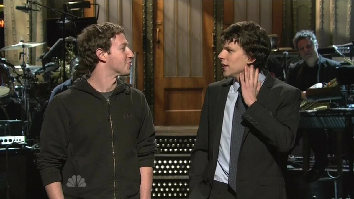 Mark Zuckerberg, założyciel Facebooka, pojawił się w popularnym podcaście „The Colin & Samir Show” w wyjątkowym stroju. Miał na sobie koszulkę, którą w filmie „The Social Network” nosił Jesse Eisenberg, odgrywający rolę młodego miliardera. Okazuje się, że Zuckerberg osobiście nabył ten oryginalny rekwizyt na aukcji.