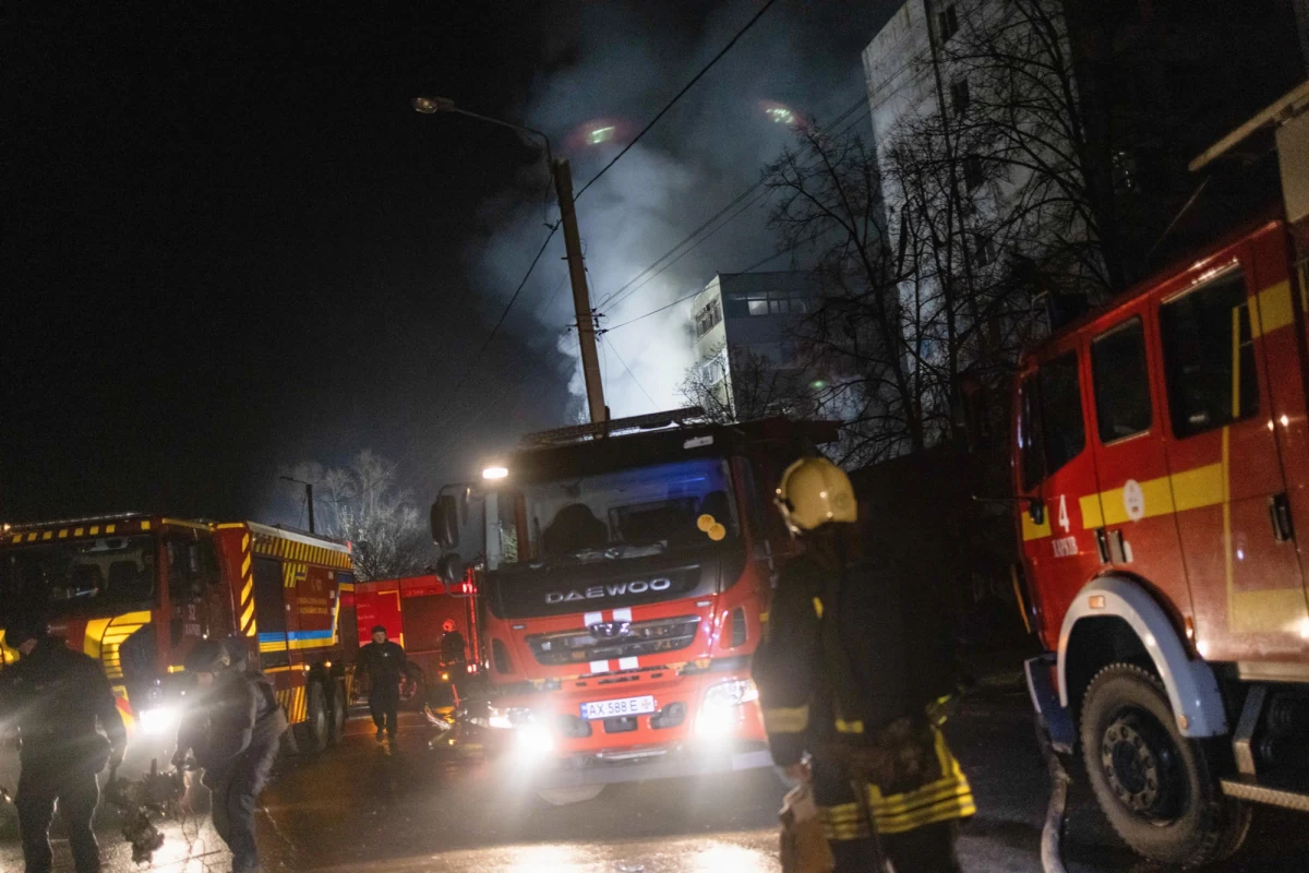 Niemowlę i co najmniej siedem innych osób, cywilów, zostało ciężko rannych po zmasowanym ataku rosyjskich dronów na Charków na północnym wschodzie Ukrainy. Do kolejnego dramatu doszło w nocy z wtorku na środę. Rosyjskie drony trafiły w obiekty przemysłowe i w 20 domów jednorodzinnych. O poranku ukraińskie władze przekazały, że w mieście słychać było ok. 15 wybuchów. Mundurowi z Państwowej Służby Ratunkowej Ukrainy poinformowali, że - oprócz rannych - trójka dzieci jest w szoku w wyniku ostrego stresu.