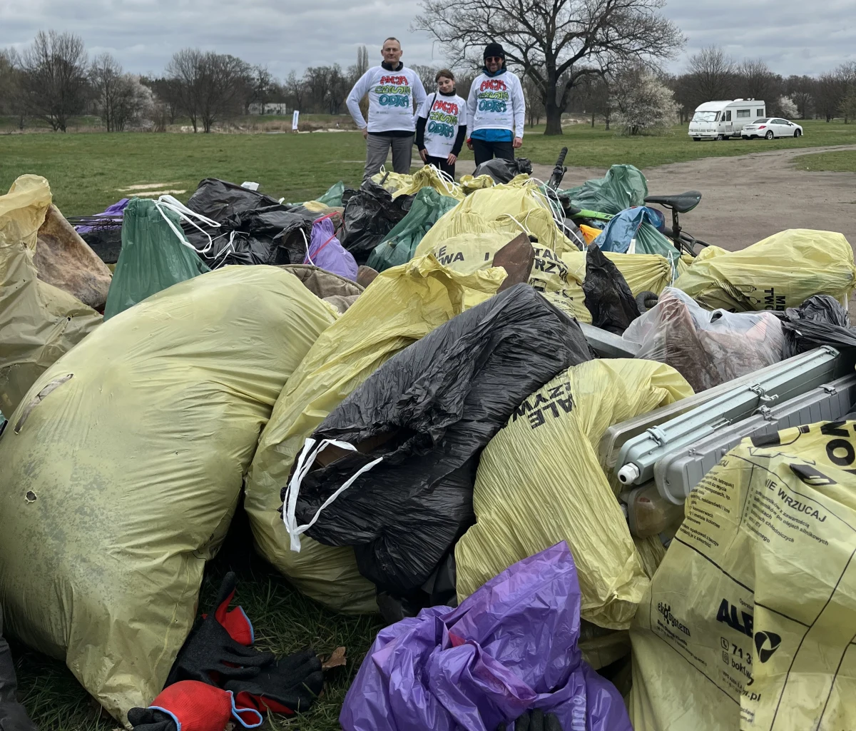 Wrocław zainaugurował dziś Akcję Czysta Odra. Przez dwa miesiące wolontariusze sprzątają rzekę i jej brzegi od czeskich Moraw aż po Bałtyk. Organizatorzy spodziewają się nawet 20 tys. par rąk do pomocy - nie tylko z Polski, ale także Czech i Niemiec.