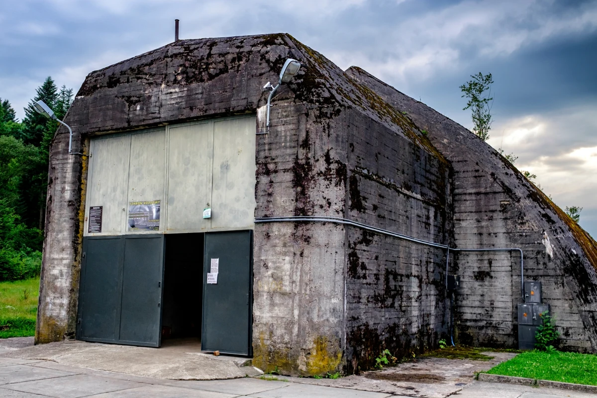 Co najmniej trzy litry wody na osobę dziennie, konserwy i gotowe posiłki, apteczki, latarki oraz radioodbiorniki – to tylko niektóre elementy, które zgodnie z projektem rozporządzenia Ministerstwa Spraw Wewnętrznych i Administracji muszą znaleźć się w schronach i miejscach doraźnego schronienia. 