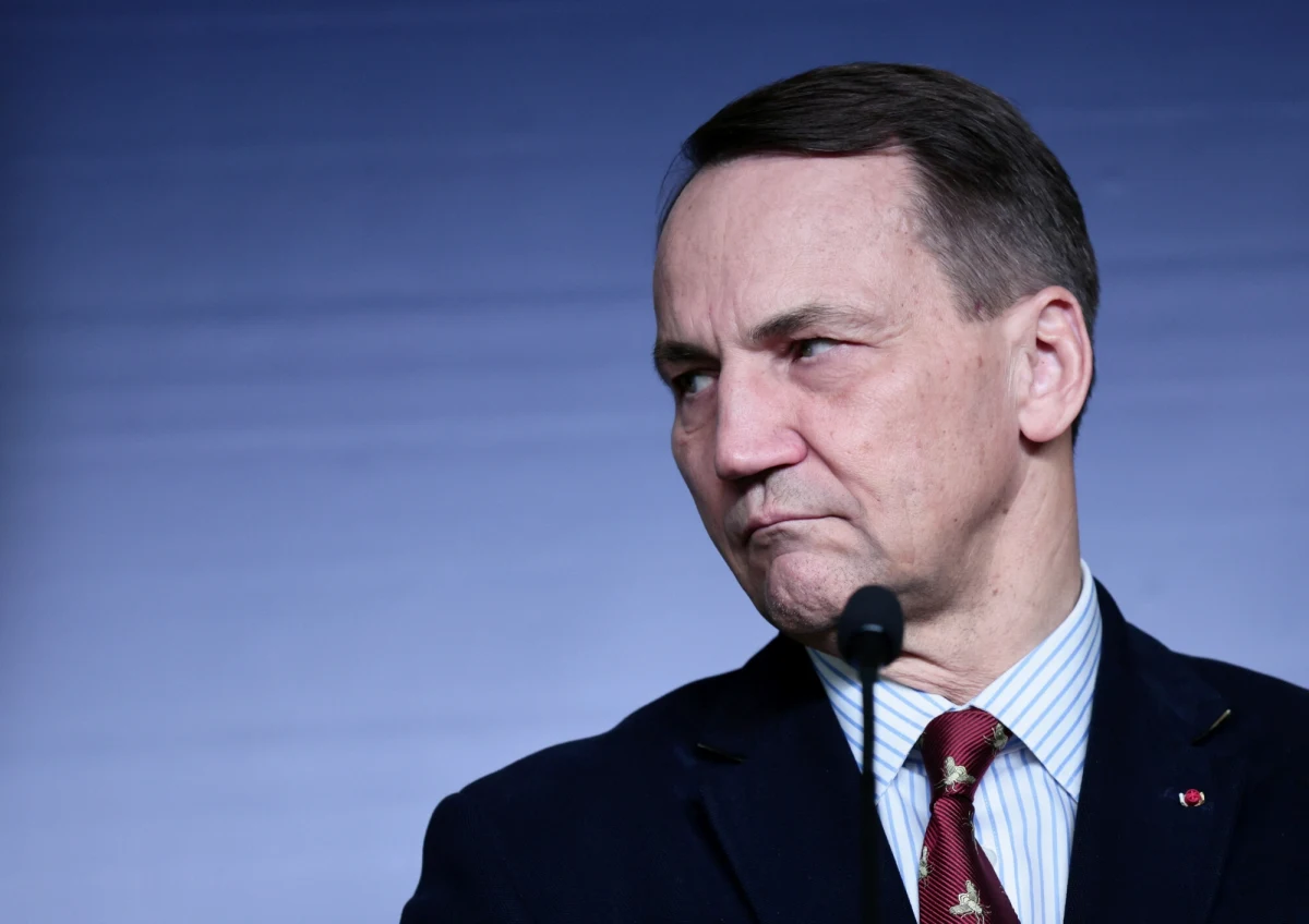 W poniedziałek do kancelarii premiera po roku zwłoki wpłynęły z prezydenckiej kancelarii pierwsze wnioski o kontrasygnatę nominacji ambasadorskich - potwierdził w Porannej rozmowie w RMF szef MSZ Radosław Sikorski, gdy Tomasz Terlikowski zapytał go o spór o ambasadorów między MSZ a prezydentem Andrzejem Dudą.