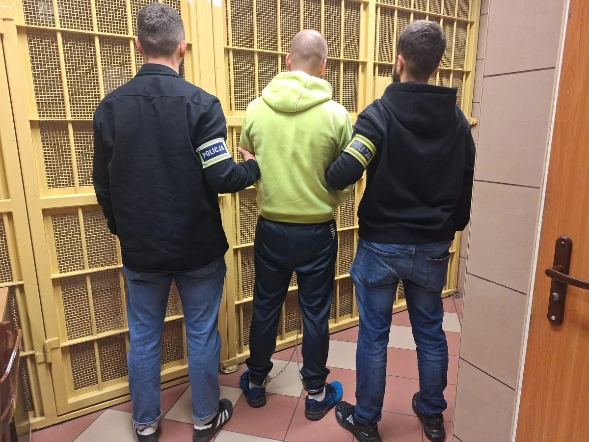 Po południu ma zostać przesłuchany mężczyzna podejrzany o serię brutalnych napadów na starsze kobiety w Warszawie. 37-latek został zatrzymany wczoraj przez funkcjonariuszy z Ochoty i Śródmieścia. Jak dowiedział się nieoficjalnie nasz reporter Krzysztof Zasada, może usłyszeć zarzuty o dokonanie dwóch rozbojów i jedno usiłowanie rozboju.