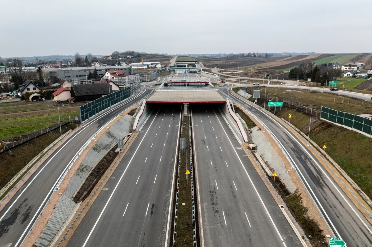 Tunel w Zielonkach na Północnej Obwodnicy Krakowa, będący częścią drogi ekspresowej S52, zostanie zamknięty dla ruchu w nocy ze środy na czwartek. Przerwa w dostępności tunelu potrwa od godziny 21 do 5. Spowodowana jest koniecznością przeprowadzenia prac serwisowych oraz konserwacyjnych.