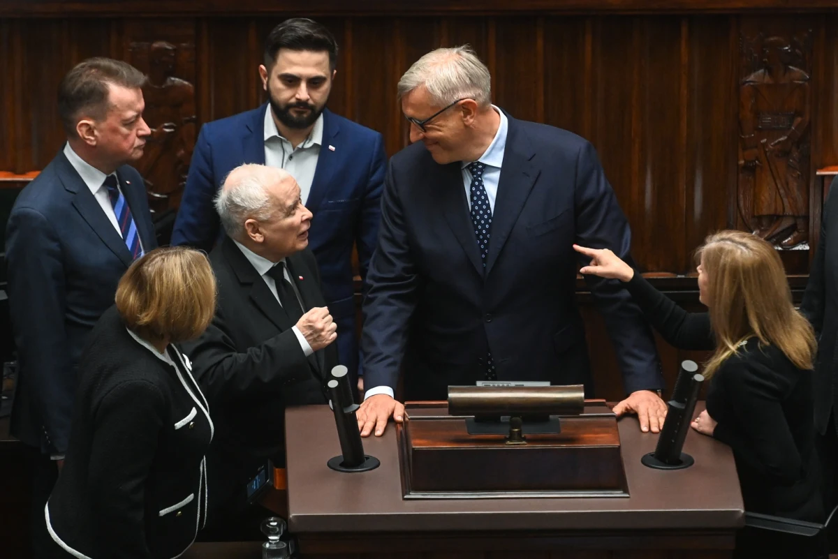 Zamieszanie w Sejmie tuż po wystąpieniu Jarosława Kaczyńskiego. Prezes PiS mówił, że na sali sejmowej jest "sadysta". Potem sprecyzował, że chodzi mu o Romana Giertycha. Poseł KO nie pozostał dłużny Kaczyńskiemu. Wszedł na mównicę sejmową. Gdy próbował odnieść się do słów Kaczyńskiego, prezes PiS wrócił na mównicę. Doszło do przepychanki słownej. 