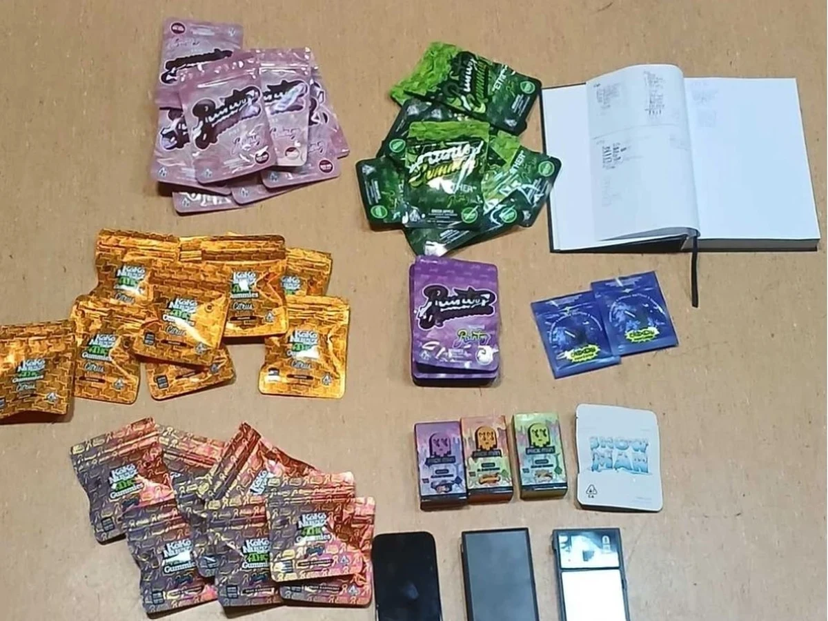 W jednym z mieszkań na warszawskiej Woli zatrzymano dwóch mężczyzn, którzy w wynajmowanych pokojach przechowywali ogromne ilości narkotyków. Wśród zabezpieczonych substancji znalazły się żelki nasączone nieznaną substancją psychoaktywną, a także znaczne ilości marihuany i 3-CMC. Zatrzymanym grozi do 10 lat więzienia.