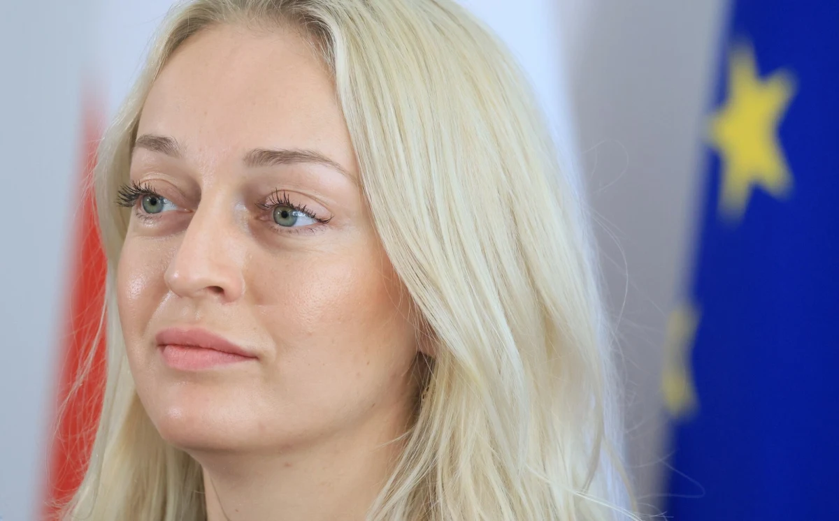 Paweł Łatuszka, lider białoruskiej opozycji w Polsce, powiedział RMF FM, że "wiedza Anżaliki Mielnikawej zagraża życiu wielu osób". Chodzi o informacje dotyczące osób, które przygotowywały i wspierają wniosek o postawienie Łukaszenki przed Międzynarodowym Trybunałem Karnym za zbrodnie przeciwko ludzkości. Mielnikawa dobrze zna nazwiska między innymi białoruskich prawników, którzy zajmują się tą sprawą. 
