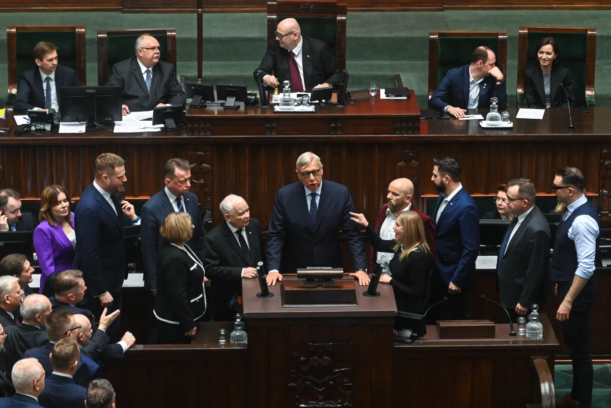 W sali plenarnej Sejmu doszło do wyjątkowo napiętej sytuacji, która skłoniła klub Koalicji Obywatelskiej (KO) do podjęcia zdecydowanych kroków prawnych. Poseł Roman Giertych poinformował, że w związku z obraźliwymi sformułowaniami, które padły z ust posłów Prawa i Sprawiedliwości (PiS), w tym samego prezesa partii Jarosława Kaczyńskiego, klub KO złoży zawiadomienie do prokuratury.