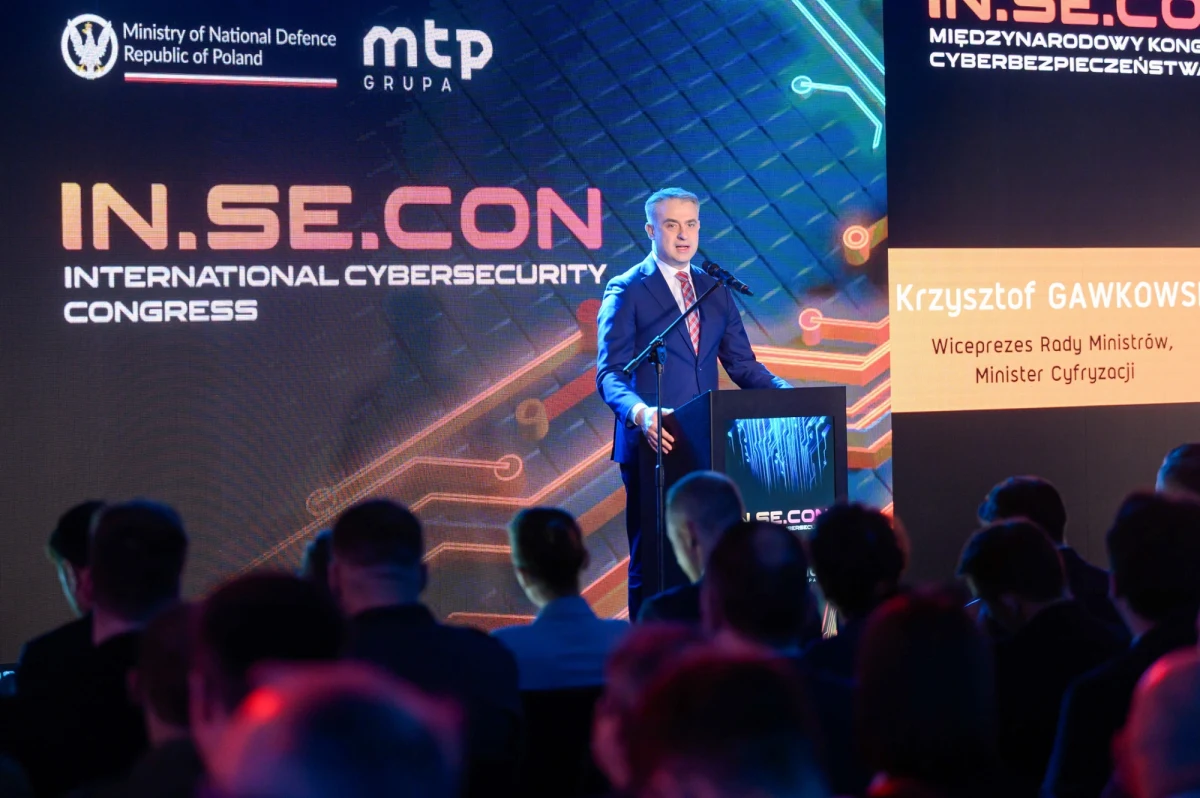 Polska jest na hybrydowej wojnie z Rosją; najczęstszy obszar ataków to oczywiście infrastruktura krytyczna - podkreślił w środę w Poznaniu na konferencji prasowej otwierającej Międzynarodowy Kongres Cyberbezpieczeństwa Insecon wicepremier, minister cyfryzacji Krzysztof Gawkowski.