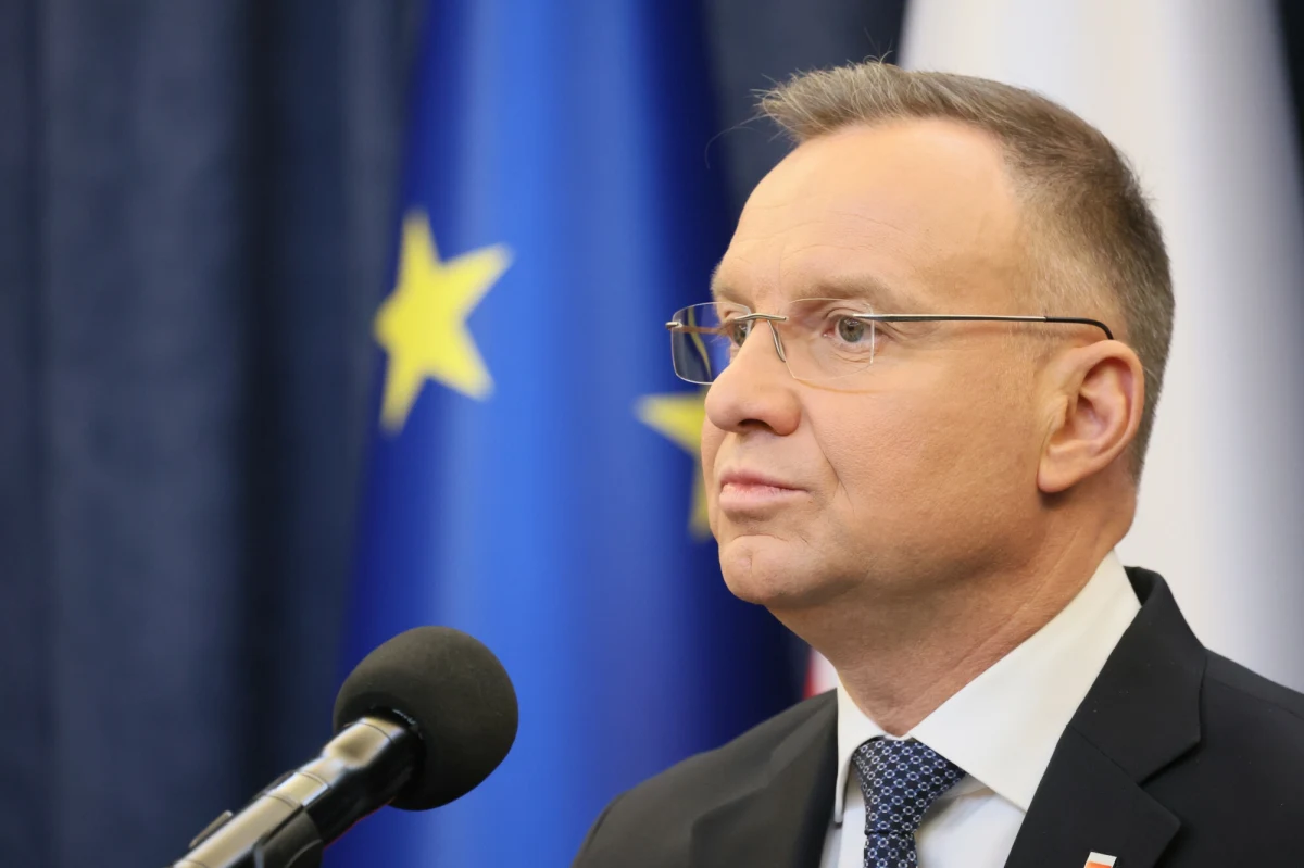 Awanturę w Sejmie między posłami Jarosławem Kaczyńskim a Romanem Giertychem skomentował prezydent Andrzej Duda. Stwierdził, że ze strony rządowej była to próba odwrócenia uwagi opinii publicznej od fiaska "kampanii antymigracyjnej premiera Tuska". "Mamy dzisiaj do czynienia od rana z festiwalem prowokacji chamstwem" - napisał Duda.