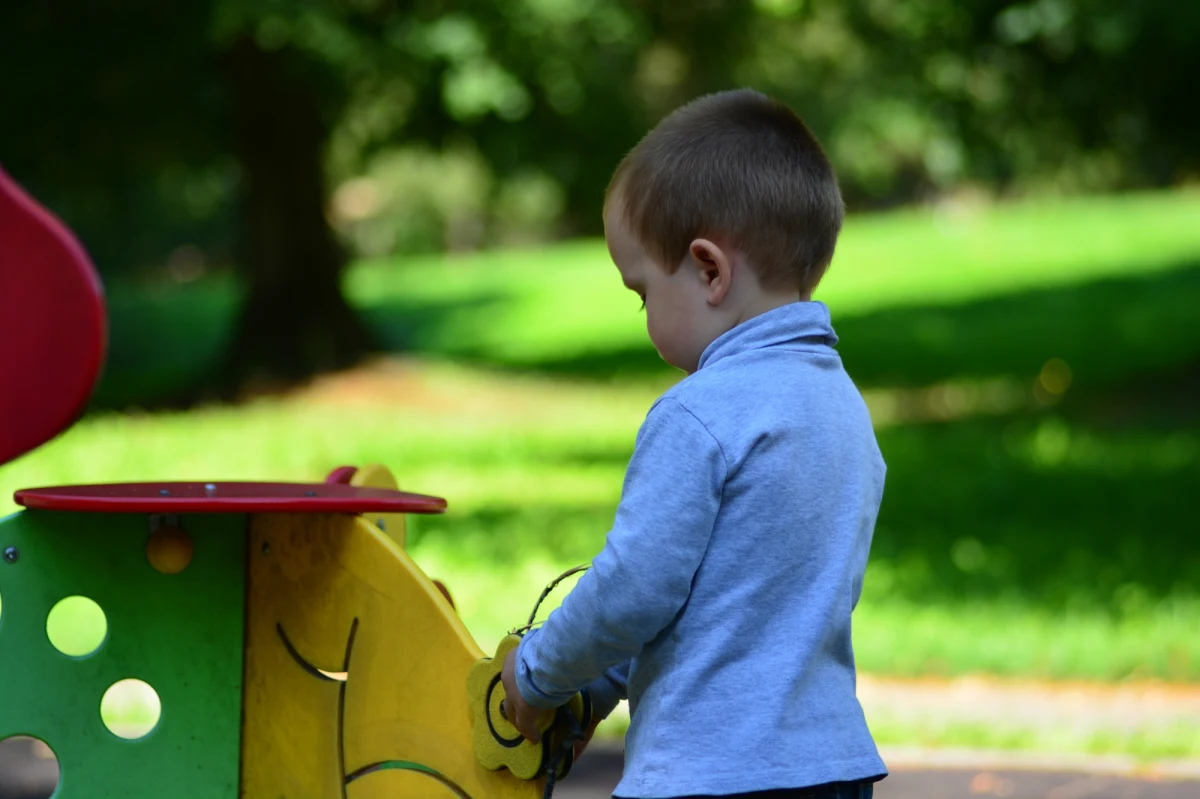 Prokuratura Okręgowa w Legnicy (woj. dolnośląskie) postawiła zarzuty dwóm wychowawczyniom przedszkolnym, oskarżając je o narażenie dziecka na bezpośrednie niebezpieczeństwo utraty życia lub ciężkiego uszczerbku na zdrowiu. W sierpniu 2024 r. czteroletni chłopiec połknął leki psychotropowe znalezione na terenie placówki.