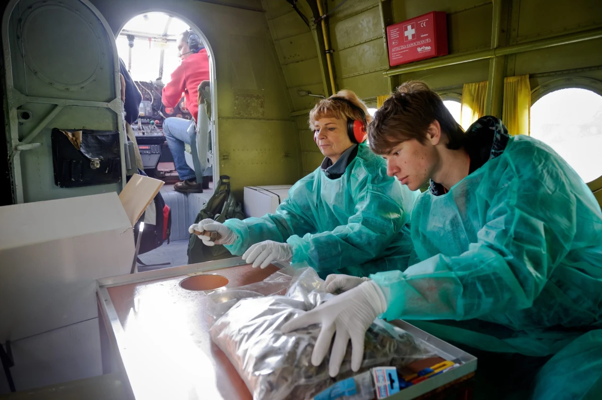 W czwartek, 3 kwietnia, na Podkarpaciu rusza akcji szczepienia lisów przeciwko wściekliźnie. Rządowe Centrum Bezpieczeństwa wysłało w środę do mieszkańców SMS-y z tą informacją i apelem, żeby nie dotykać szczepionek i nie dopuszczać do nich zwierząt domowych.