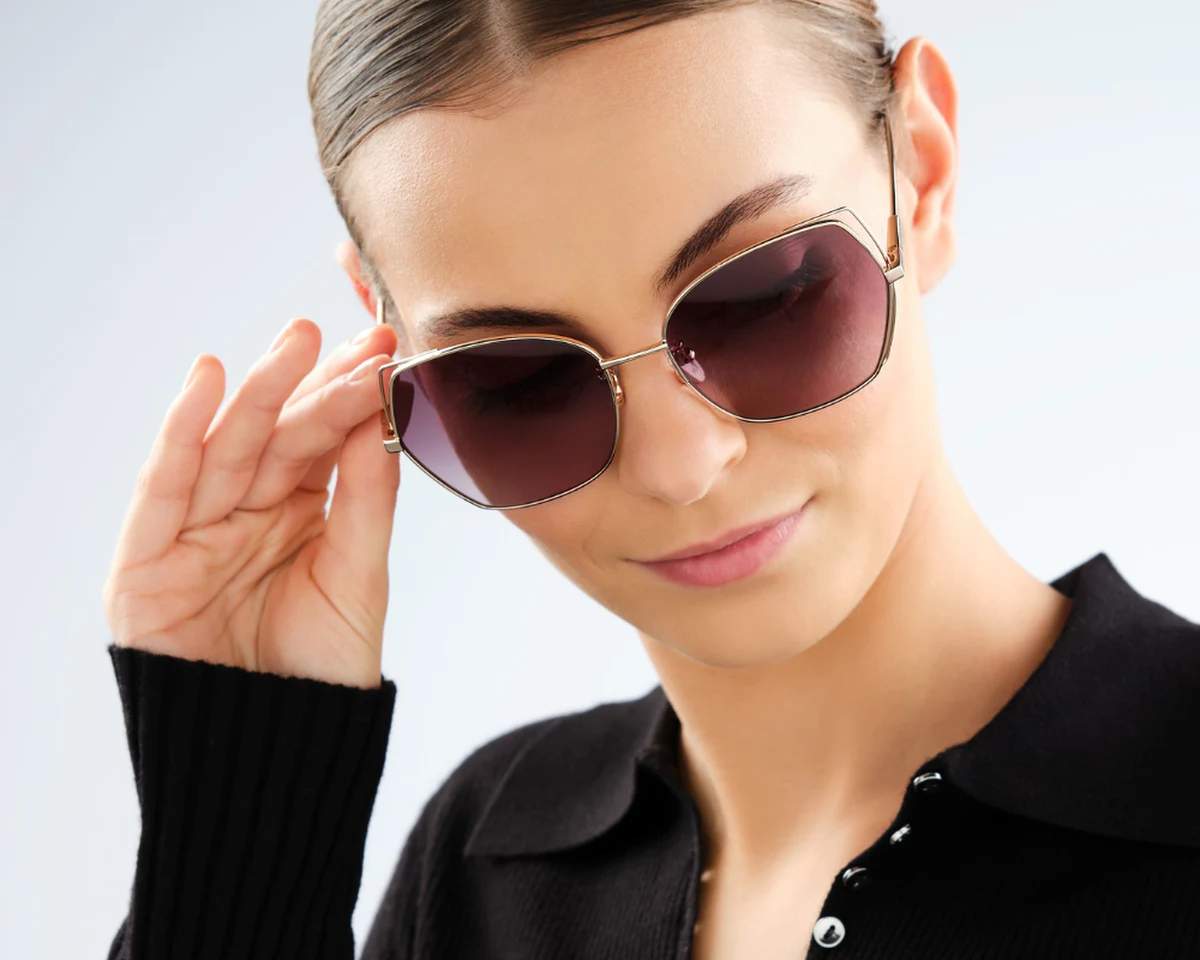 Okulary przeciwsłoneczne to nie tylko ochrona oczu, ale także modny dodatek podkreślający charakter stylizacji. Ich wybór warto dopasować zarówno do kształtu twarzy, jak i okazji. Inne modele sprawdzą się w eleganckich zestawieniach, inne w casualowych czy sportowych outfitach. Warto też znać podstawowe zasady, aby okulary idealnie współgrały z garderobą. Zastanawiasz się, jak odpowiednio dobrać to akcesorium do okazji? Podpowiadamy, na co warto zwrócić uwagę!