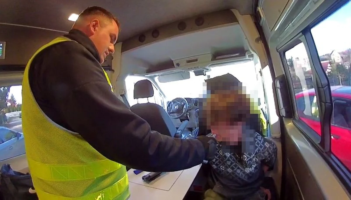 Bezmyślnością i uporem popisał się pewien kierowca, którego niedawno zatrzymali policjanci z powiatu wejherowskiego (woj. pomorskie). Mężczyzna najpierw nie zatrzymał się do kontroli, a po ucieczce i wjechaniu w ślepą uliczkę, zabarykadował się w aucie.