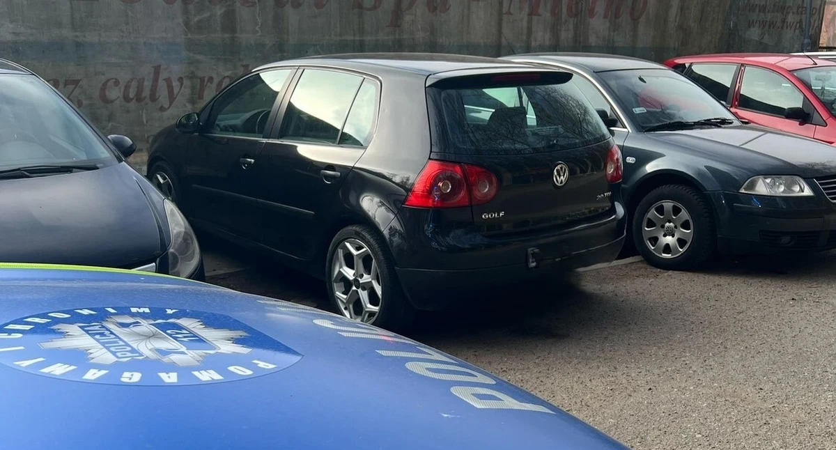 ​To miała być rutynowa kontrola, jednak jej finał okazał się zaskakujący. Kierowca, którego chcieli zatrzymać policjanci z Koszalina, wpadł w panikę i doprowadził do stłuczki. Okazało się, że za kierownicą volkswagena siedział... 17-latek.